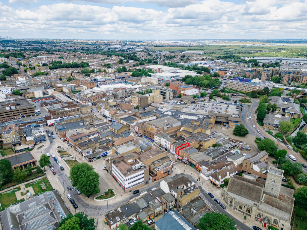 Lot: 91 - MAISONETTE IN HIGH STREET - External image of drone shot with red line